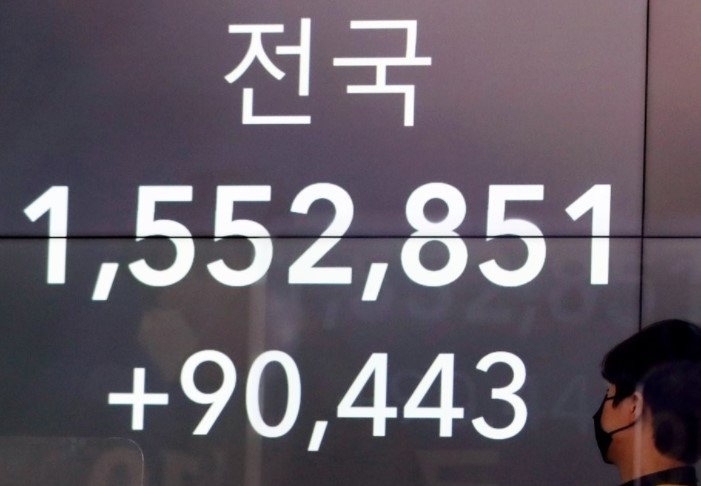 지난 16일 오후 경기도 성남시청 재난안전상황실 모니터에 확진자 숫자가 표시되고 있다.