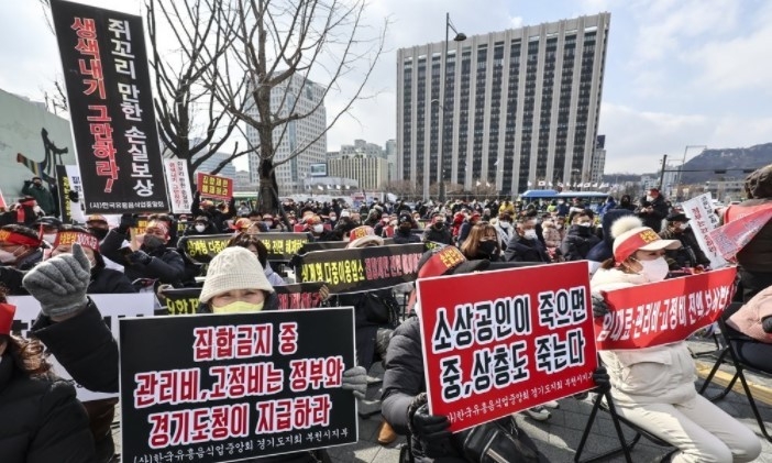 지난 15일 오후 서울 광화문 열린마당에서 열린 ‘코로나 피해 실질 보상 촉구 및 정부 규탄대회’에서 자영업자들이 관련 구호를 외치고 있다.