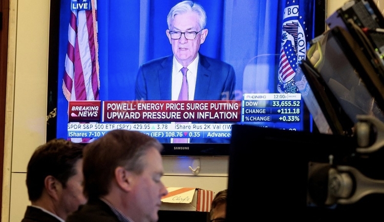  지난 16일(현지시간) 제롬 파월 미국 연방준비제도(Fed·연준) 의장이 연방공개시장위원회(FOMC) 정례회의 후에 기자회견을 하는 모습이 뉴욕증권거래소 입회장 화면에 비치고 있다