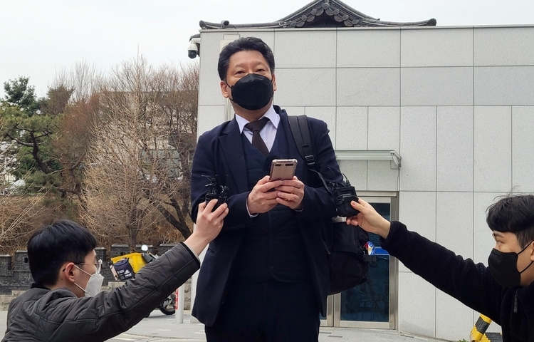 윤석열 제20대 대통령 당선인의 처가 비리인 양평 공흥지구 특혜 의혹 사건의 고발인인 김한메 사법정의바로세우기시민행동 대표가 조사에 앞서 취재진에게 입장을 밝히고 있다. 2022.3.23