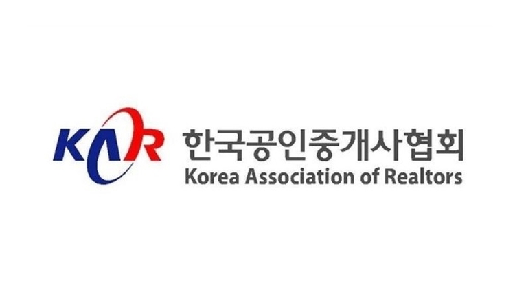 한국공인중개사협회가 코로나 확진자가 폭증하고 있는 상황에서 수백명을 참여시킨 대규모 워크샵을 추진하고 있어 빈축을 사고 있다.