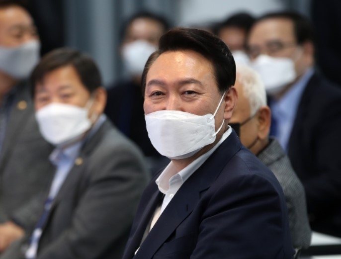 윤석열 대통령 당선인이 지난 26일 오후 서울 마포구 서울창업허브 컨퍼런스홀에서 열린 제20대 대통령직인수위원회 워크숍에서 미소를 짓고 있다.