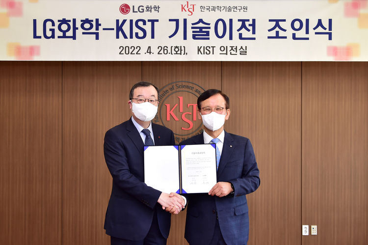 유지영 LG화학 최고기술경영자(CTO) 부사장(왼쪽)과 윤석진 한국과학기술연구원 원장(오른쪽)이 26일 성북구 KIST에서 탄소중립 기술 조인식 기념촬영을 하고 있다.