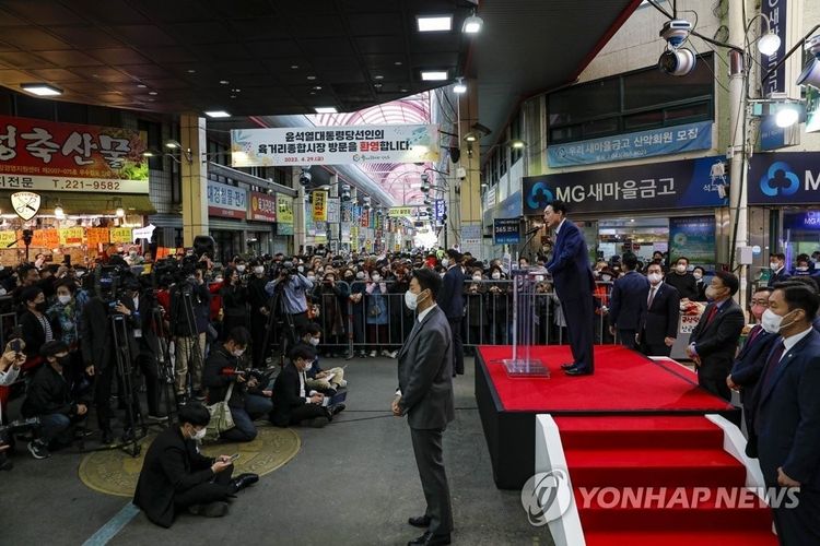 윤석열 대통령 당선인이 29일 충북 청주시 육거리 시장을 방문해 시민들에게 인사말을 하고 있는 모습.