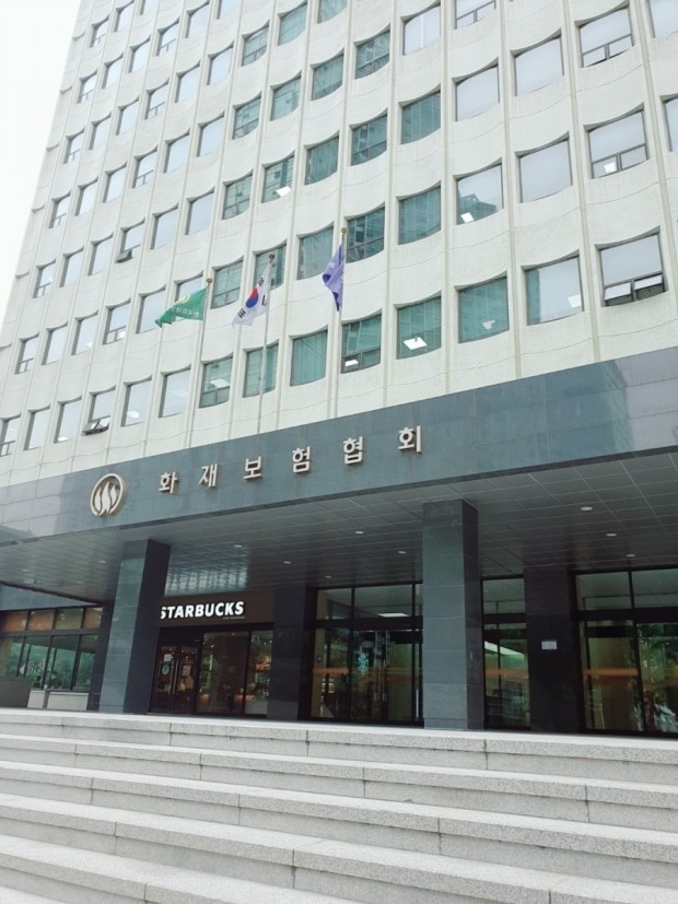 서울 영등포구 여의도동에 위치한 한국화재보험협회 사옥. 한국화재보험협회는 지난 3월 강영구 신임 이사장이 취임 한 후 첫 조직개편을 단행할 예정이다. 화보협회는 미래사업본부를 신설하는 한편 임원진들의 신분을 기존 등기임원에서 집행임원으로 변경하는 등 크고 작은 변화를 예고하고 있다.