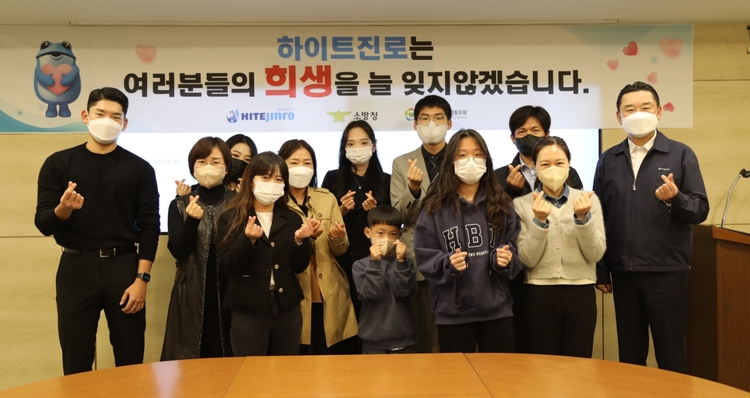 3일 하이트진로 청담동 사옥에서 진행한 소방유가족 지원금 전달식에 하이트진로 김인규 대표(오른쪽 첫번째)와 소방공무원 유가족이 참석했다.