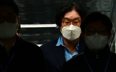 김성태 전 쌍방울그룹 회장이 지난 17일 인천국제공항을 통해 입국하고 있다. 
