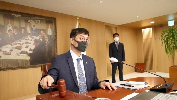 의사봉을 두드리는 이창용 한은 총재 