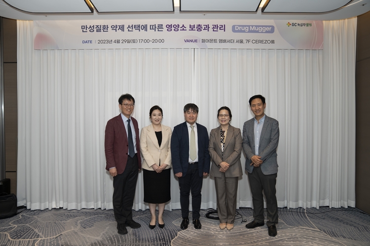 (왼쪽부터)최세환 서울성모신경외과 원장, 김진욱 히포크라타의원 원장, 황덕원 참든든내과 원장, 조문숙 제민통합내과정형외과 원장, 이홍찬 위비앙병원 원장