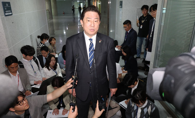  더불어민주당 김병기 의원이 지난 11일 국회에서 김남국 의원 코인 진상조사단 첫 회의 전 기자들의 질문에 답하고 있다. 김병기 의원은 조사단 팀장이다. 