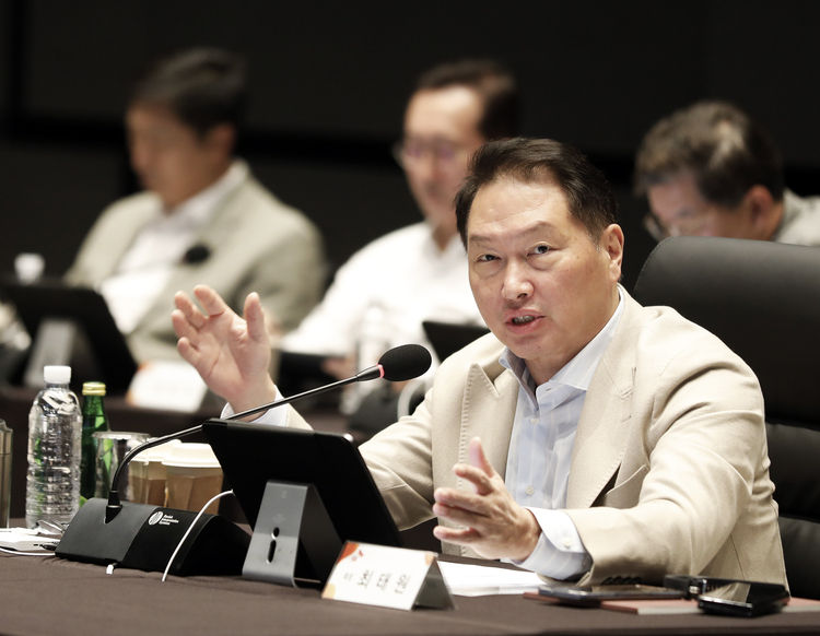 최태원 SK그룹 회장이 지난 15일 서울 광진구 그랜드 워커힐 서울에서 열린 ‘2023 확대경영회의’에서 기조 연설을 하는 모습. (사진=SK그룹)