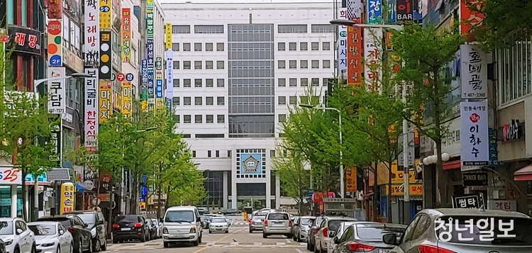 최근 일부 보험사들이 직장내 갑질과 성희롱 논란이 잇따라 발생하면서 흉흉한 분위기가 조성되는 등 홍역을 앓고 있다.