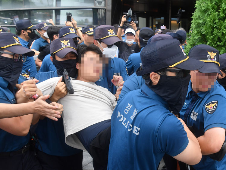 지난 24일 오후 서울 종로구 주한 일본대사관 앞에서 후쿠시마 오염수 방류에 반대하며 대사관 진입을 시도하던 대학생들이 경찰에 연행되고 있다. 