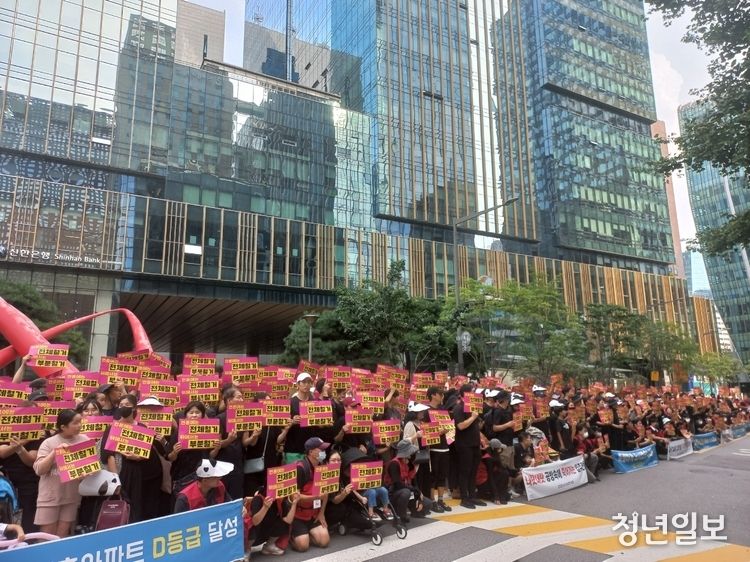 17일 지하주차장 붕괴 사고가 발생한 인천 검단 AA 13구역 입주예정자들이 GS건설 본사앞에서 항의 피켓을 들고 집회를 하고 있다. 