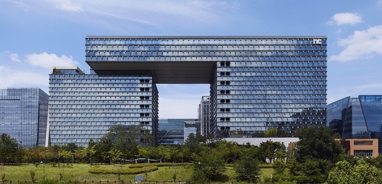 엔씨소프트 자체 AI 번역 서비스 'VARCO MT(Machine Translation)'가 최근 싱가포르에서 개최된 글로벌 AI 번역 경진대회 'WMT23'에서 도메인 특화 번역 부문 1위를 달성했다.