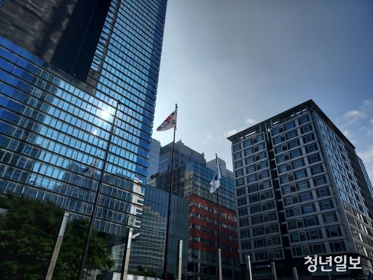 지난해에 이어 올해도 비우호적 경영환경이 장기화될 것이란 전망 속에 국내 굴지 대기업들의 경영전략이 재계의 이목을 사로잡고 있다.