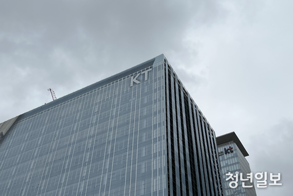 KT그룹이 국내 AI 반도체 설계(팹리스) 스타트업 '리벨리온'의 시리즈B 라운드에 330억원을 투자하며 AI 동맹을 강화한다.