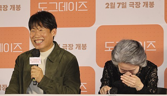 배우 유해진이 24일 서울 용산구 CGV용산점에서 열린 영화 '도그데이즈' 언론시사회 및 기자간담회에서 질문에 답하고 있다.