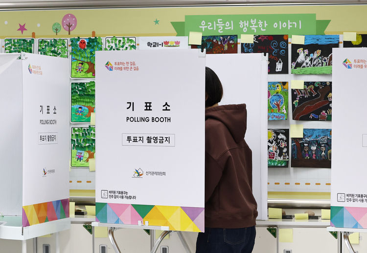 제22대 국회의원선거일인 10일 유권자들이 서울 서초구 서래초등학교에 마련된 방배본동제2투표소에서 투표를 하고 있다.