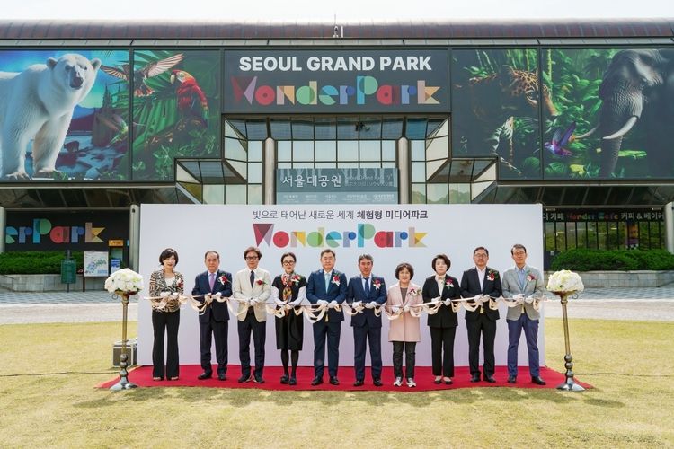 29일 오전 경기도 과천시 서울대공원에서 신세계건설 레저부문과 ㈜미디어앤스페이스 파트너스가 함께 설립한 '매직플로우(Magic Flow)'가 국내 최대 규모의 체험형 미디어파크 '원더파크' 개관식을 열고 정식 개장했다. 개관식에는 이주희 신세계건설 레저부문 대표이사, 유창수 서울시 행정제2부시장, 봉양순 서울시의회 환경수자원위원회 위원장, 신계용 과천시장 등 관계자들이 참석했다. 