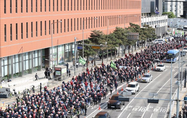 전국민주노동조합총연맹 조합원들이 지난해 5월 1일 2023 세계 노동절 대회를 마치고 행진하고 있다.