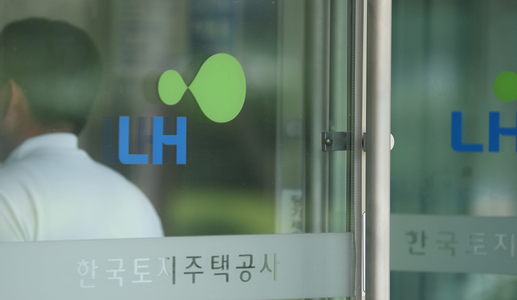 한국토지주택공사(이하 LH)가 1년간 무단으로 출근을 하지 않은 직원에게 약 8천만원의 급여를 지급한 것으로 나타났다.