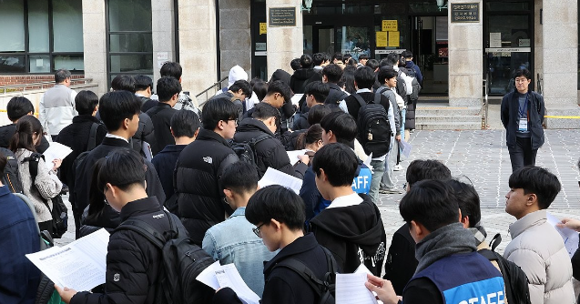 면접구술시험 앞둔 수험생들. [사진=연합뉴스,[