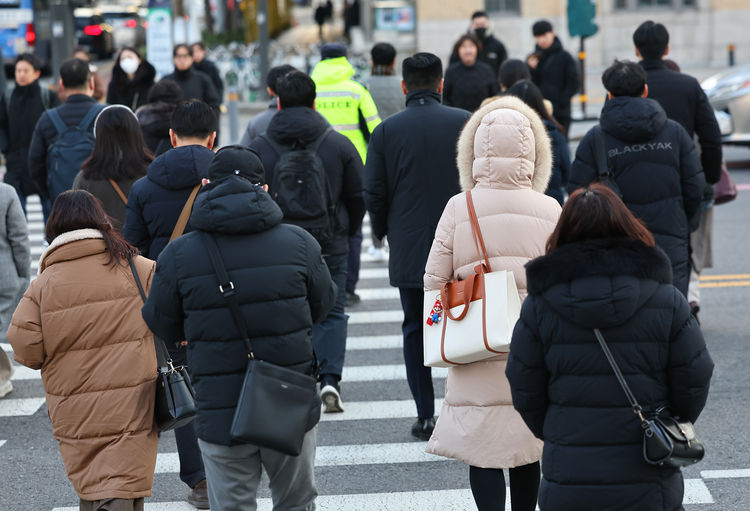 서울 아침 기온이 영하 3도까지 떨어진 지난 16일 오전 서울 종로구 광화문네거리에서 외투를 입은 시민들이 길을 건너고 있다.