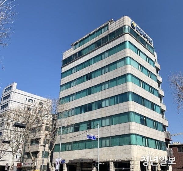 서울 보문동에 위치한 보험연수원 사옥 전경. 직원들의 사기 저하 및 승진 인사 적체 등 내부 반발에 외부 인사를 임원으로 영입하지 않겠다는 보험연수원이 최근 임원급 자리인 본부장직에 금융감독원 실장 출신을 영입, 추진하고 있는 것으로 알려져 보험연수원 내부가 술렁이고 있다.