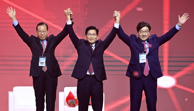 국민의힘 대선 후보로 확정된 김문수 전 고용노동부 장관(가운데)은 대선 후보 확정 당일인 3일 선거대책위원회 첫 인선을 발표했다. 