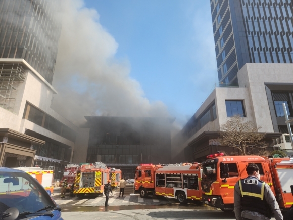 지난 2월 14일 부산 기장군 소재 반얀트리 호텔 신축 공사장에서 발생한 화재 사고 모습(사진 제공=부산소방재난본부). 손해사정이란 보험에 가입한 계약자(피보험자)가 화재 사고 등으로 보험금 지급 사유가 발생했을 시 사고현장 조사를 통해 손해액을 책정, 심사하는 업무다. 법인손해사정업체들은 보험사가 직접 수행하는 손해사정업무를 제외한 일부 업무를 위탁 받아 대행, 처리해주는 업체들을 말한다.