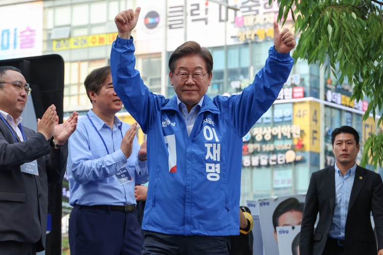 더불어민주당 이재명 대선 후보가 지난 21일 인천광역시 서구 청라동 유세에서 시민들에게 인사하고 있다.