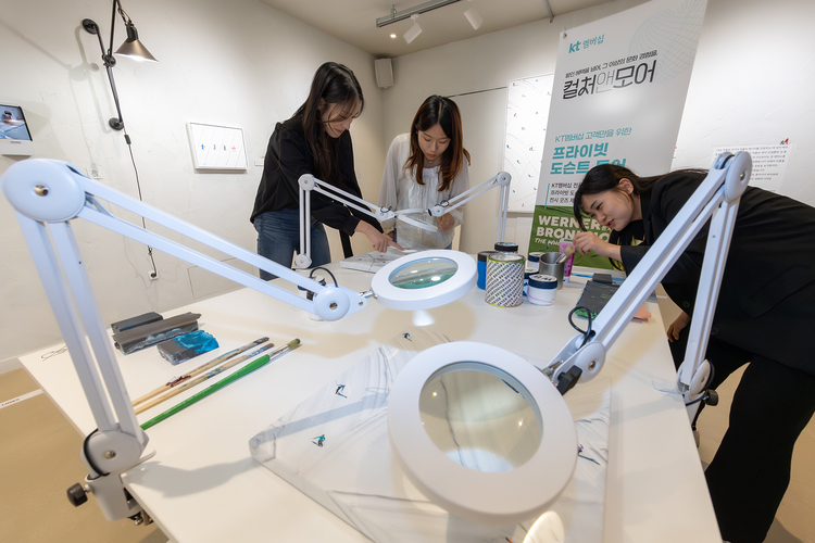 KT 멤버십 고객들이 서울시 종로구에 위치한 그라운드시소 서촌에서 <워너 브롱크호스트> 프라이빗 도슨트 투어를 즐기고 있는 모습