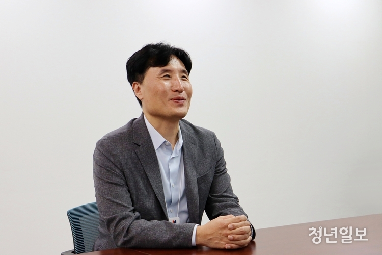 오정석 상품기획부문장은 청년일보와의 인터뷰에서 쾌적한 환경 솔루션 제공을 위한 핵심 기술은 '듀얼 제습'이라고 설명했다. 또한 이 기술 하나로 집안 모든 공간의 쾌적함을 유지할 수 있을 뿐만 아니라 물통을 비워야만 하는 기존 제습기의 번거로움도 없애 사용자의 편의성도 제고했다.