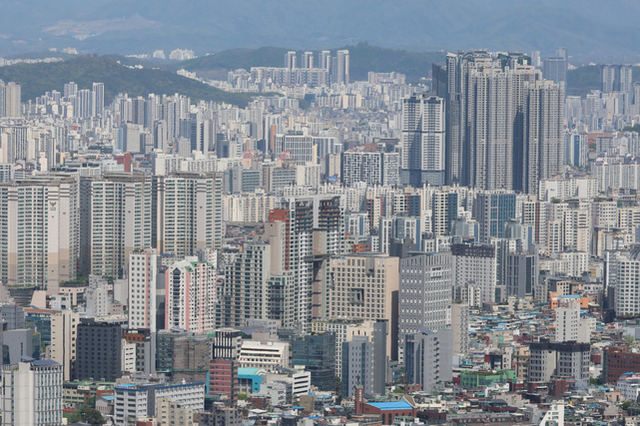 3월 서울 아파트 거래, 4년 8개월 만에 '최고'…토허제 확대 후엔 '뚝'
