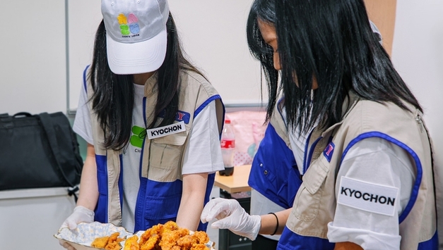 "봉사도 하고, 기부도 하고"...치킨업계, 기업탐방 등 사회공헌 활동 '강화'