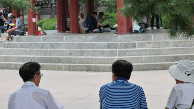 '초고령화 사회' 韓, 고령자 빈곤 OECD '최고'…3명 중 1명만 '삶 만족'