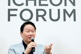'시총 300조' 시대 연 SK하이닉스…최태원 회장 '반도체 승부수' 적중