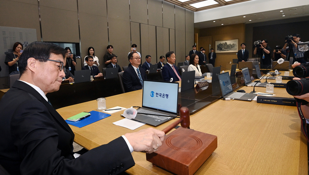부동산 과열·환율 불안에 신중...금통위, 기준금리 2.5 동결