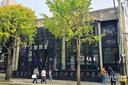 [르포] "눈 앞에서 펼쳐지는 대규모 전투"…광활한 '붉은사막' 세계, 홍대 한복판 상륙