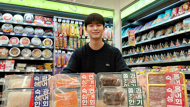 "올 4분기에도 실적 개선 지속"…편의점 업계, 이색·이종 상품 출시 '활활'