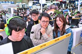 [지스타 2025] 방준혁 의장 깜짝 방문…"게임의 미래는 이용자가 즐기고 열광하는 현장에 있어"