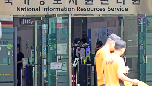 ‘정부전산망 마비’ 두달만에…국정자원장·행안부실장 징계성 인사조치