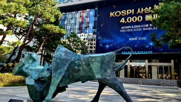 국내 증시 출렁이자 예탁금 ‘뚝’…미국 증시는 ‘사자’