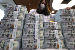 환율 1500원 앞두고 달러예금 ‘재유입’ 가속…한 달 새 45억달러 증가