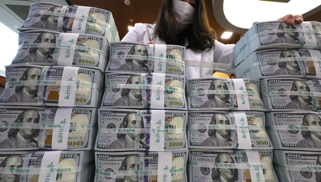 환율 1500원 앞두고 달러예금 ‘재유입’ 가속…한 달 새 45억달러 증가