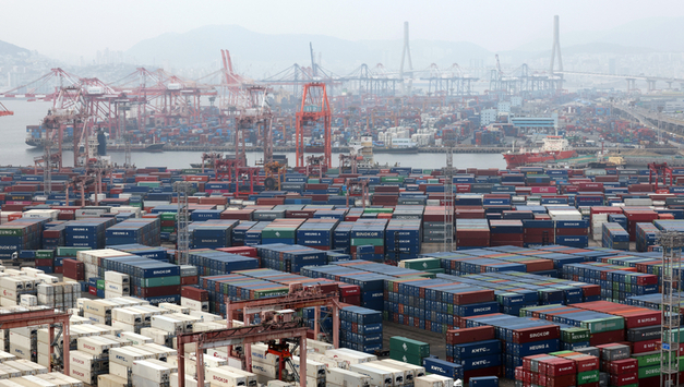 韓 수출, 첫 7천억달러 돌파…"77년 만에 세계 6위 도약"