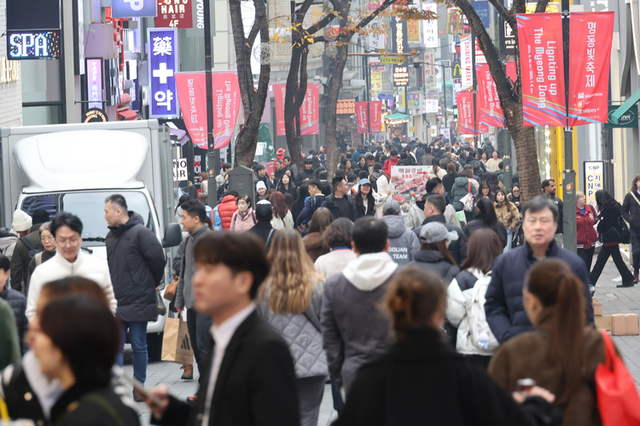 저소득층 근로소득, 5년 만에 '감소'…고환율 속 생계비 부담 '이중고'