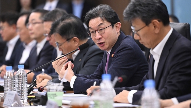 기초수급자 등 7만명 연체빚 1조1천억원 첫 소각…이억원 "장기부채 정리, 경제 선순환의 출발점"