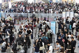 김해공항, 국제선 여객 1천만 명 돌파 임박...지방공항 "최초"